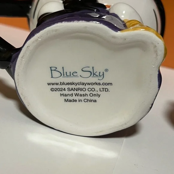 Hello Kitty Halloween Mug
and Figurine Set - Picture 6 of 8